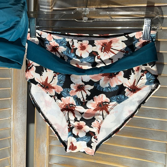 Swimsuit - Picture 3 of 4